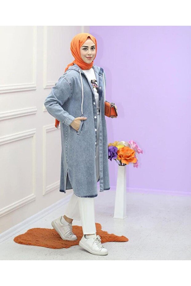 Women's Buttoned Hooded Denim Jacket