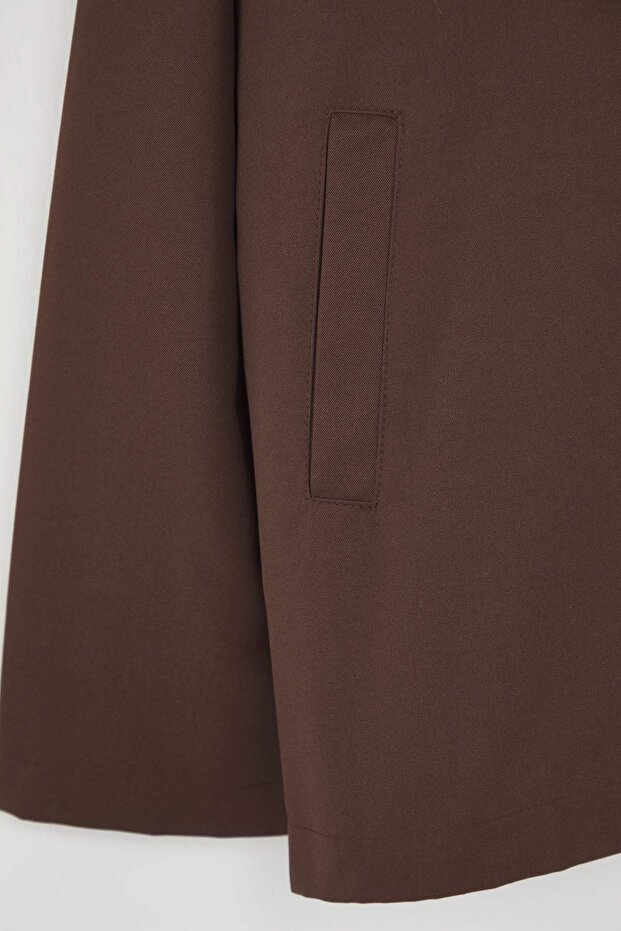 Kahverengi Omuz ve Yaka Detaylı Pelerinli Oversize İnce Büyük Beden Ceket Mont TWOAW26AW00013 - 6