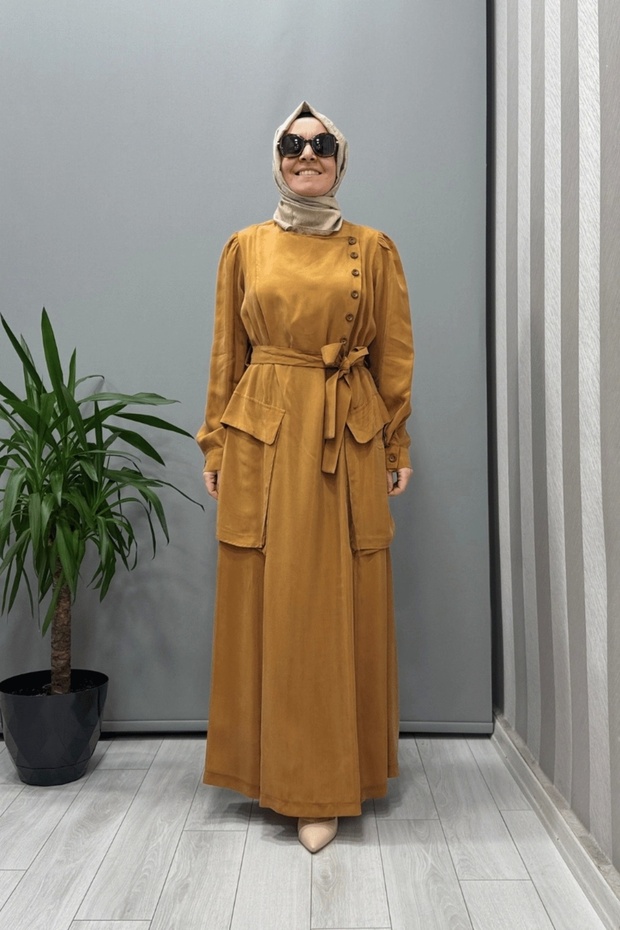 فستان حرير كوبرا مع تفاصيل زر وجيب خردل 37805