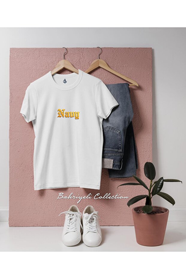 تي شيرت للجنسين بتصميم NAVY كبير الحجم باللون الذهبي الجريء