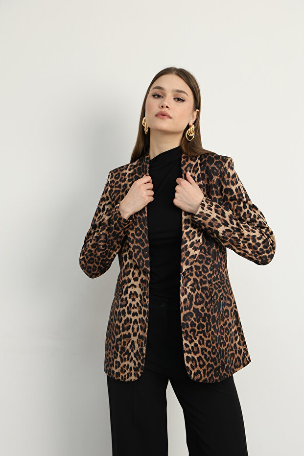 سترة بنمط الفهد بأزرار واحدة - 1