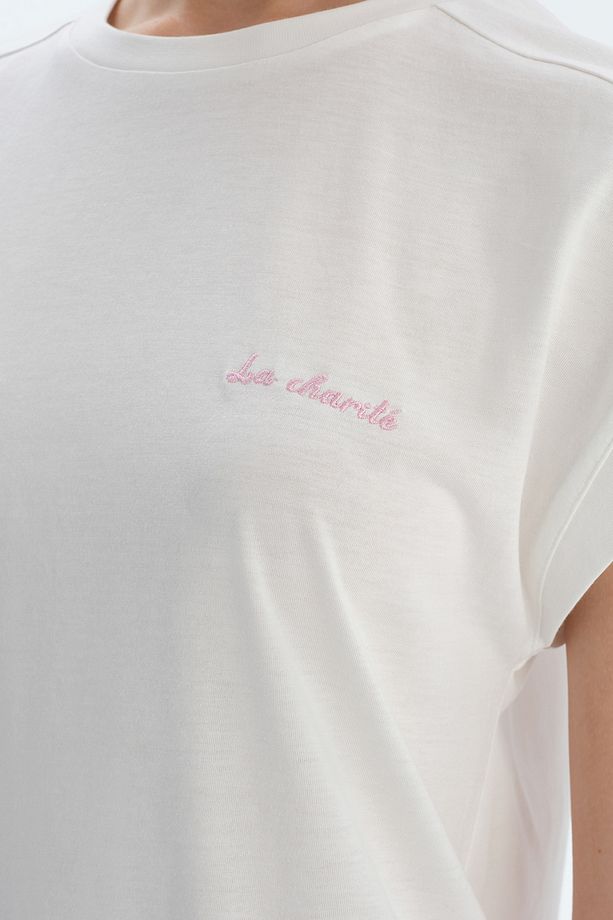 Ekru Nakış Detaylı Dokuma Şortlu Pijama Takımı - 5