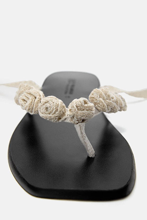 Dantel çiçekli düz sandalet - 3