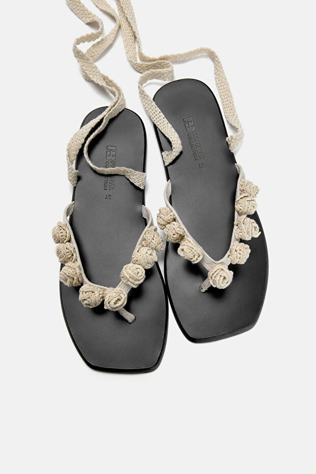 Dantel çiçekli düz sandalet - 4