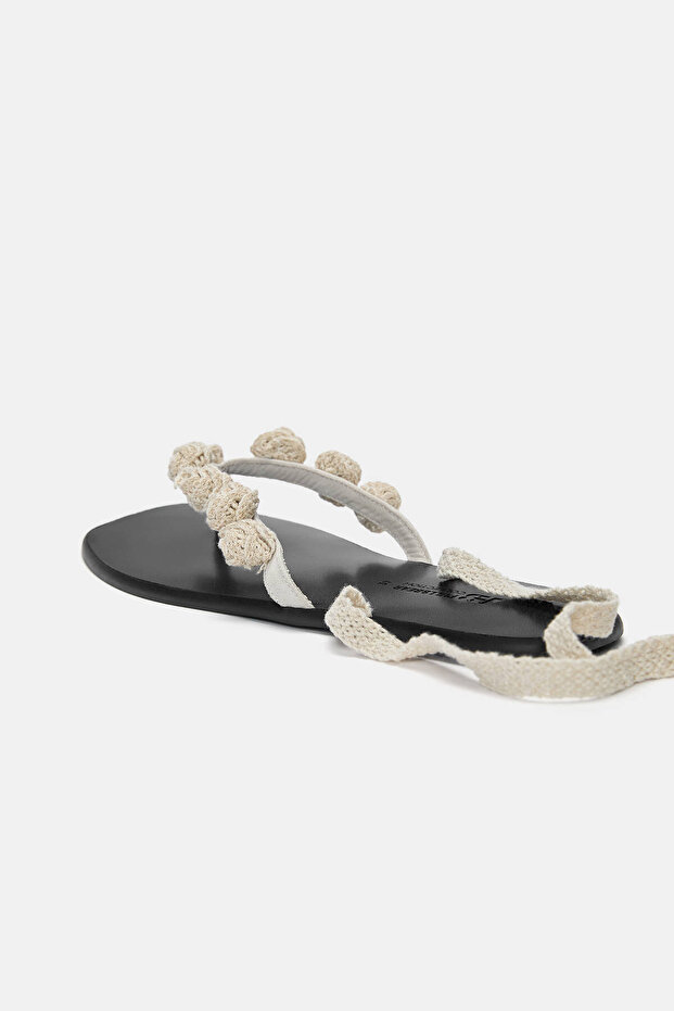 Dantel çiçekli düz sandalet - 5