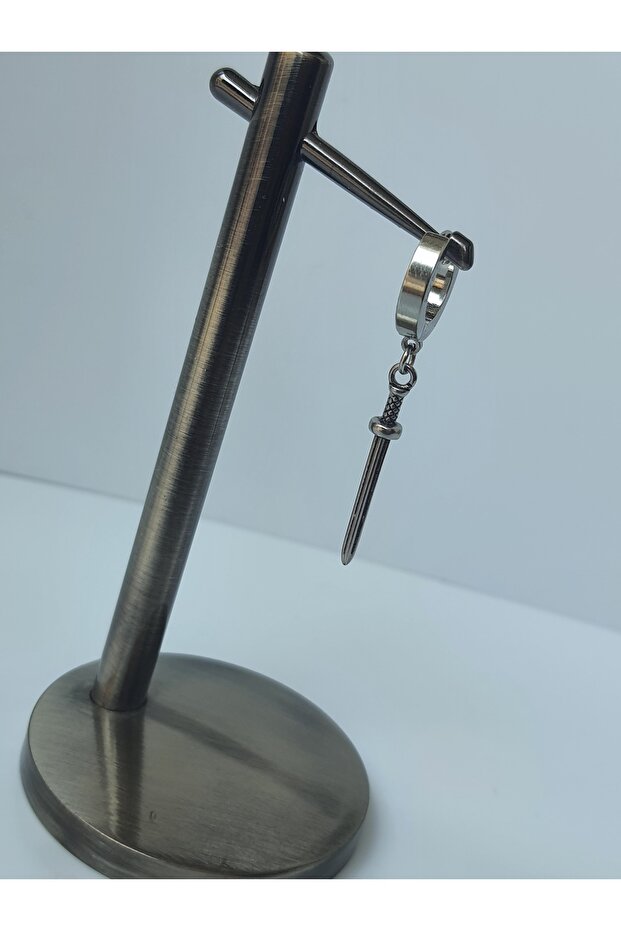 حلق رجالي من الفولاذ المقاوم للصدأ على شكل سيف متدلي