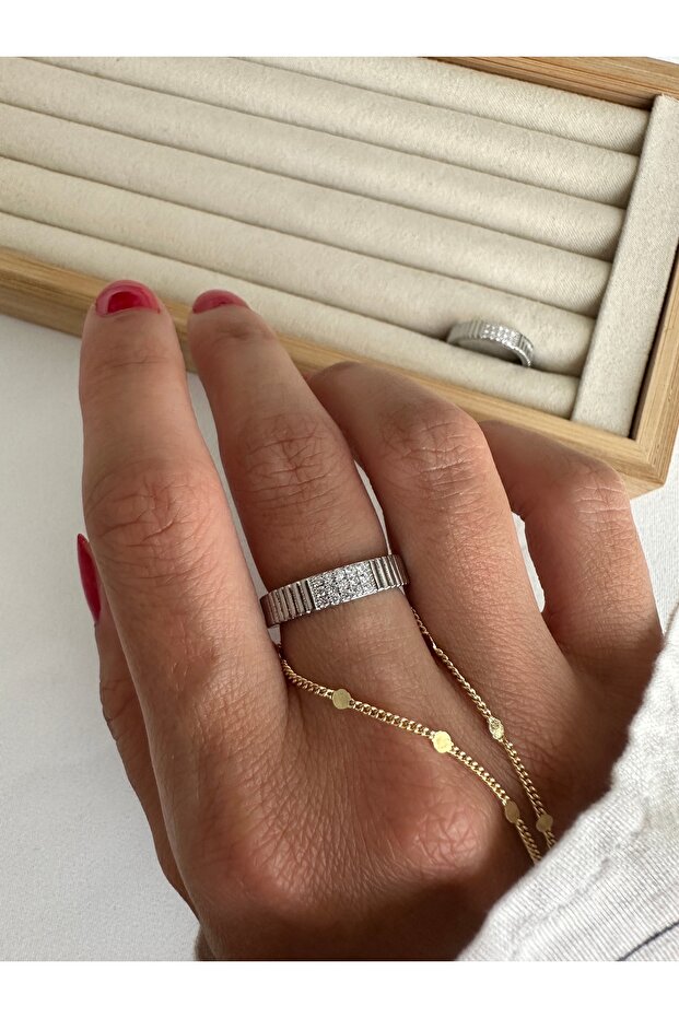 خاتم فضي اللون غير لامع مرصع بالأحجار - 2