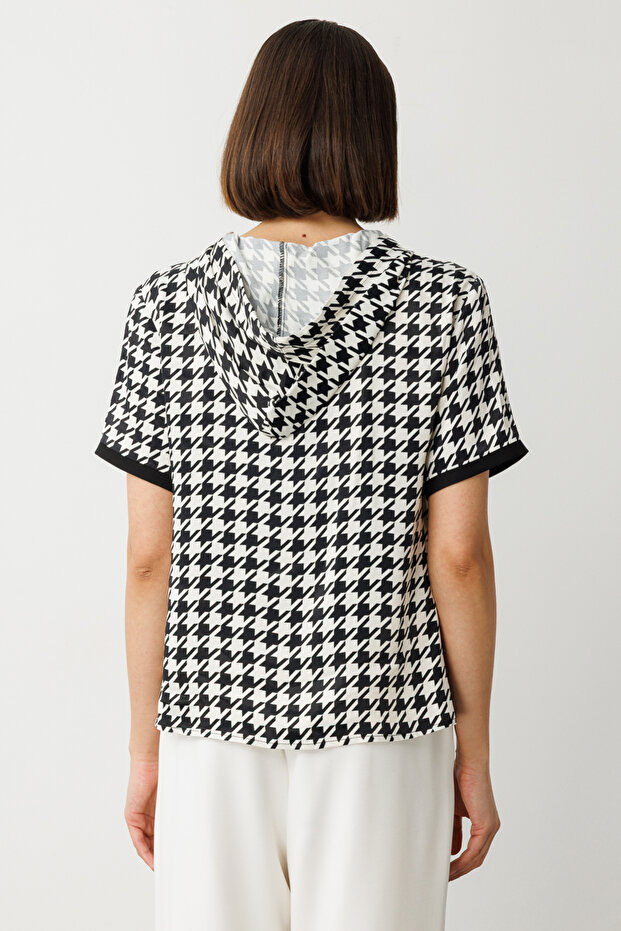 بلوزة بقلنسوة منقوشة بنقشة مطرقة - 4