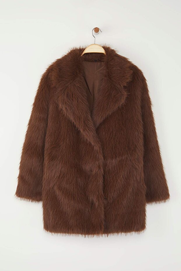 Különleges kollekció barna szőrme nagy méretű, egyszínű záródású, túlméretezett midi kabát TWOAW26DD00000 - 5