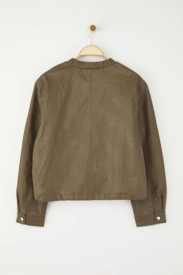 Kurtka ze sztucznej skóry w kolorze khaki, regular fit, cienka TWOAW26MO00071 - 8