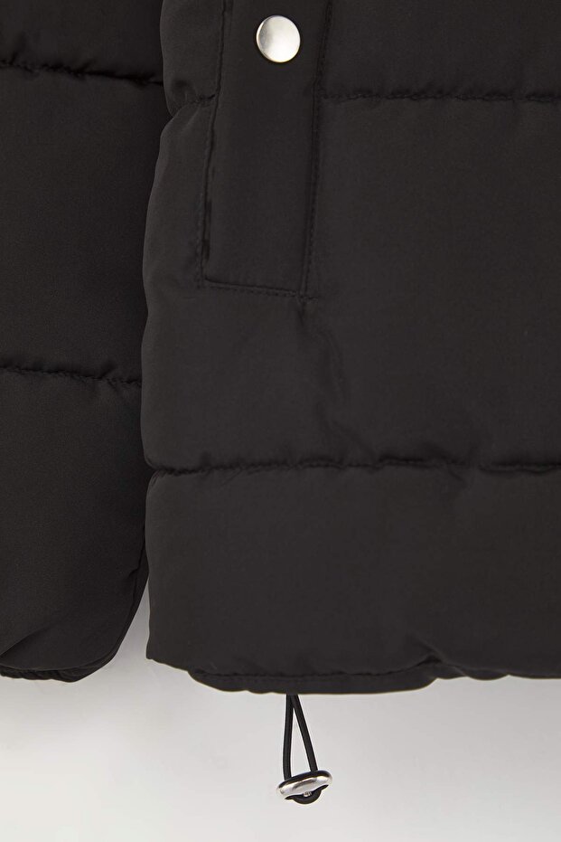 Czarna kurtka puchowa z kapturem, wykonana z materiału Rugular Molded Water Repellent TWOAW26MO00090 - 7