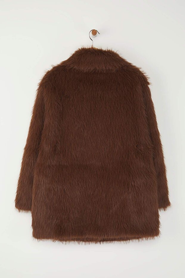 Különleges kollekció barna szőrme nagy méretű, egyszínű záródású, túlméretezett midi kabát TWOAW26DD00000 - 7