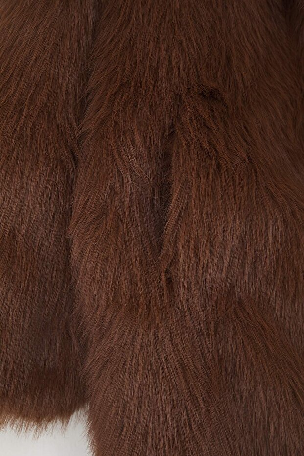 Különleges kollekció barna szőrme nagy méretű, egyszínű záródású, túlméretezett midi kabát TWOAW26DD00000 - 6