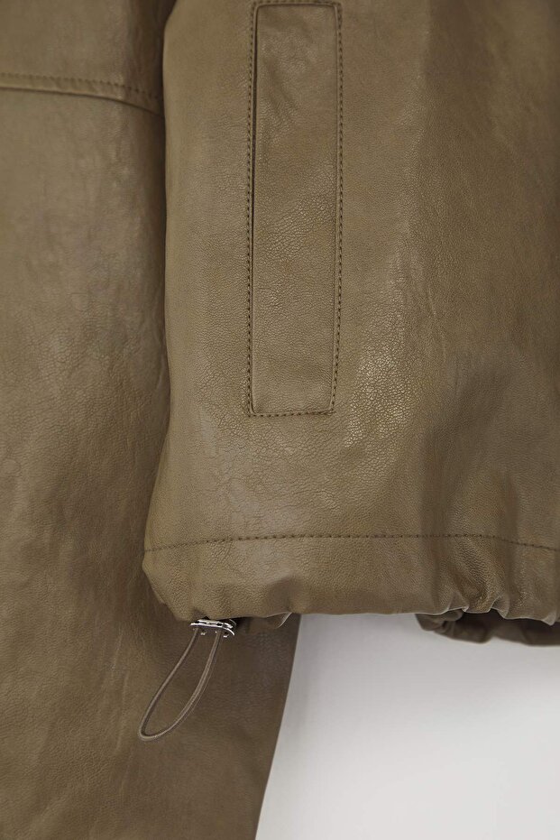 Kurtka ze sztucznej skóry w kolorze khaki, regular fit, cienka TWOAW26MO00071 - 7