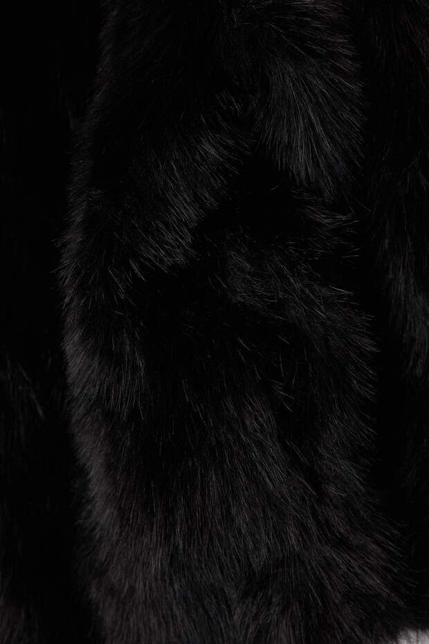 Černá oversize kožešina s kapucí Plus Size kabáty TWOAW26AW00000 - 6