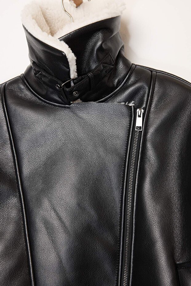 Siyah Oversize Kalıp Peluş Detaylı Suni Deri Biker Ceket Mont TWOAW25MO00001 - 13