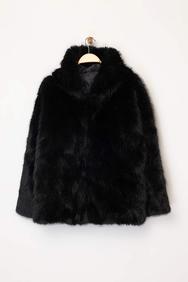Černá oversize kožešina s kapucí Plus Size kabáty TWOAW26AW00000 - 5