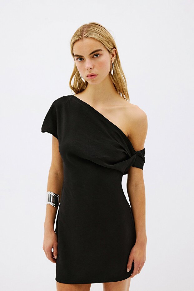 Asimetrik yaka drapeli elbise - 2