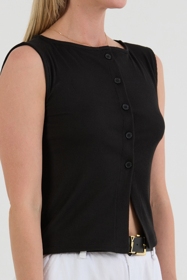 بلوزة بأزرار وياقة واسعة - 5