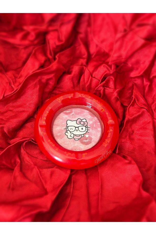 El Yapımı Flörtöz Hello Kitty Simli ve Kalpli Pullu Yuvarlak Kırmızı Epoksi Küllük Kül Tabağı - 6