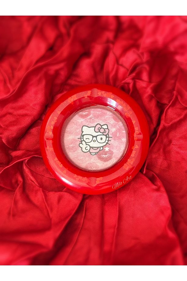El Yapımı Flörtöz Hello Kitty Simli ve Kalpli Pullu Yuvarlak Kırmızı Epoksi Küllük Kül Tabağı - 4