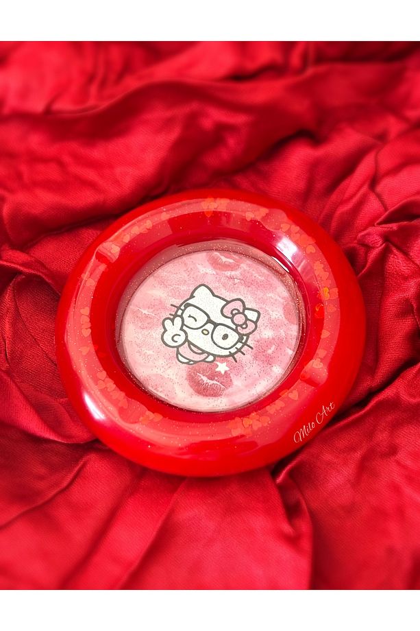 El Yapımı Flörtöz Hello Kitty Simli ve Kalpli Pullu Yuvarlak Kırmızı Epoksi Küllük Kül Tabağı - 3