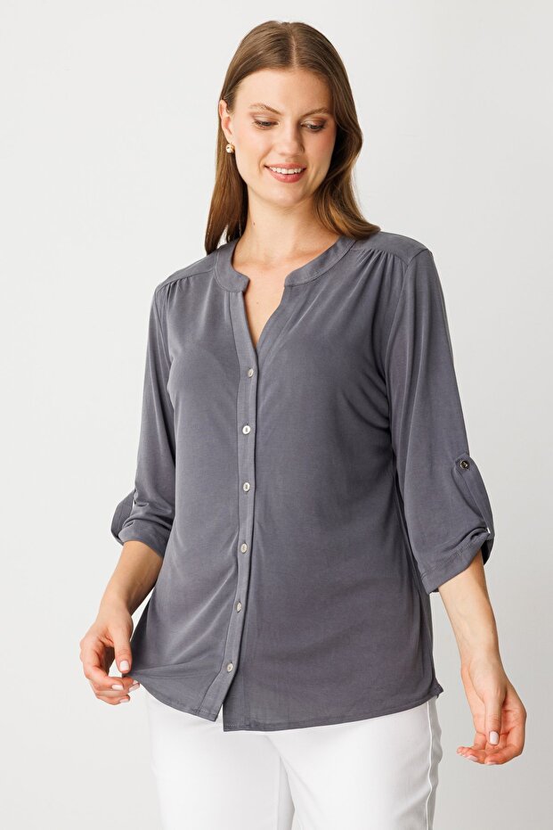 بلوزة بأزرار على شكل ياقة القاضي - 2