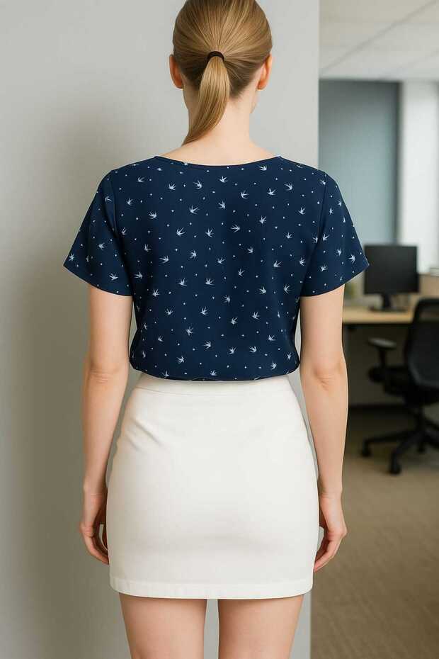 بلوزة شيفون منقوشة بالطيور باللون الأزرق الداكن - 2