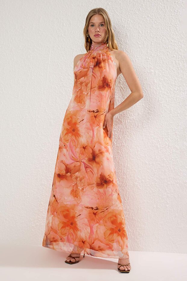 فستان سهرة طويل أنيق منسوج من الشيفون مبطن بنمط تجريدي برتقالي TPRSS25AE00126 - 1