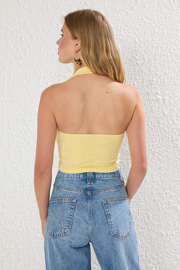 Açık Sarı Boyundan Bağlamalı Kemer Detaylı Fitted/Vücuda Oturan Örme Bluz TWOSS24BZ00580 - 4