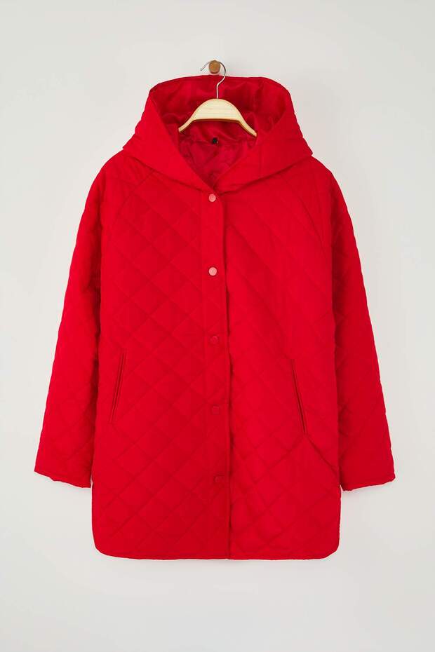 Piros normál szabású kapucnis vízlepergető steppelt nagy méretű kabátok TWOAW26AW00009 - 5