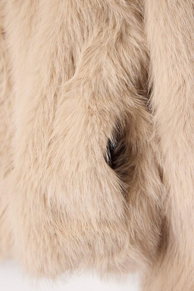 Beżowy oversize'owy wzór futrzany płaszcz z kapturem TWOAW26MO00025 - 6