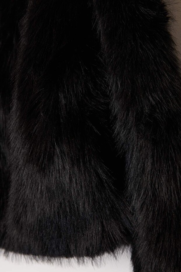 Czarny oversize'owy wzór futrzany płaszcz z kapturem TWOAW26MO00025 - 7