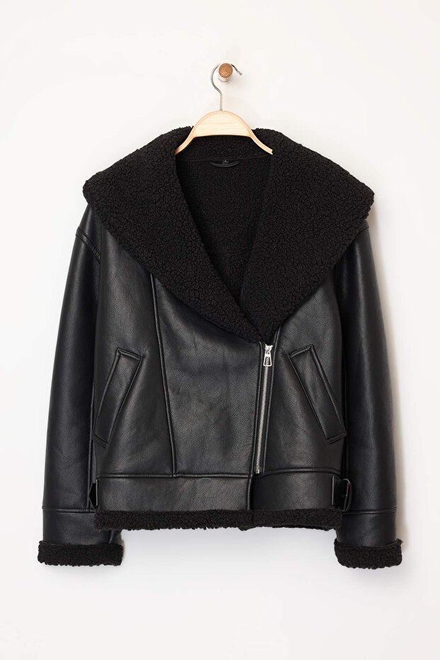 Siyah Oversize Kalıp Peluş Detaylı Suni Deri Biker Ceket Mont TWOAW25MO00037 - 8