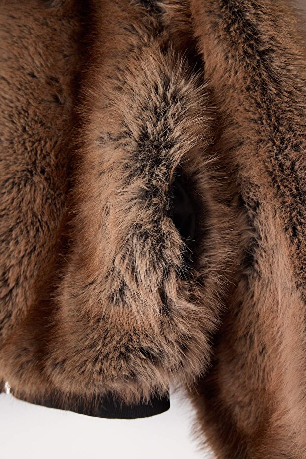 معطف فرو بومبر بتفاصيل مطاطية كبيرة الحجم باللون البني TWOAW25MO00038 - 9