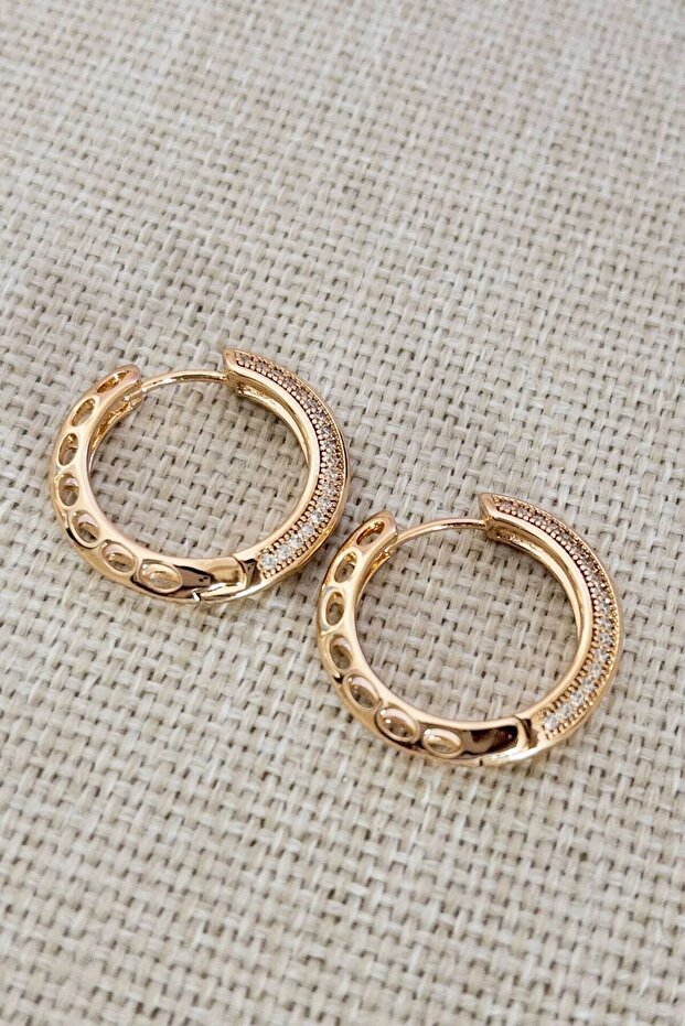 أقراط حلقية مرصعة بالأحجار