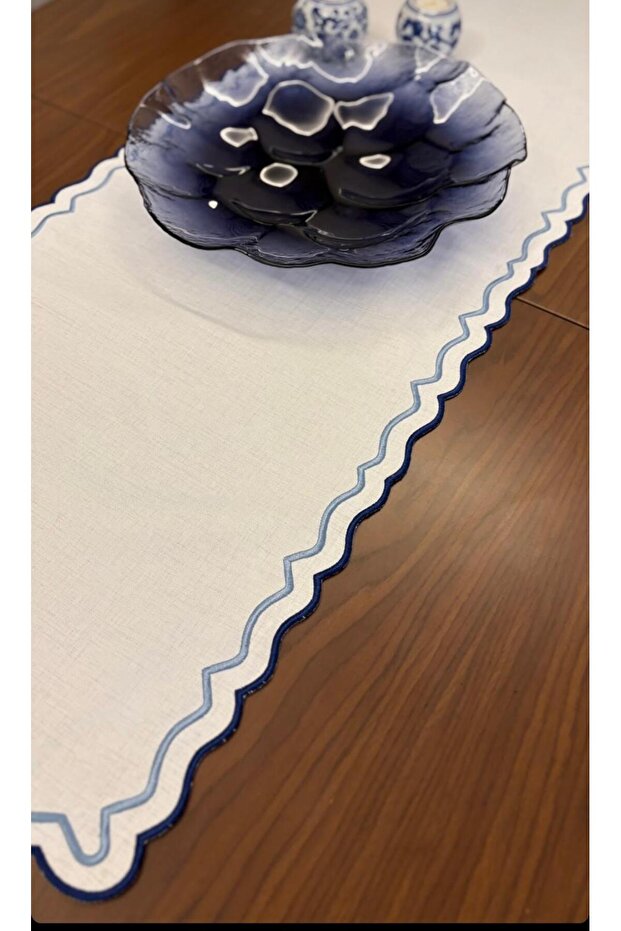 1 Piece Stain Resistant Gardenia Double Wrap Embroidered Runner on Linen