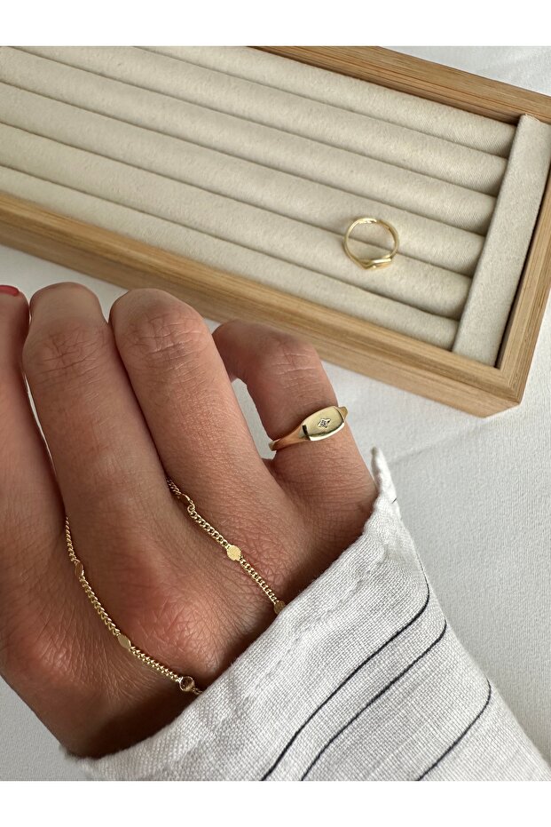 خاتم ذهبي صغير من الحجر على شكل إصبع - 2