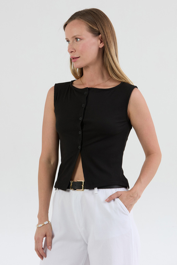 بلوزة بأزرار وياقة واسعة - 3