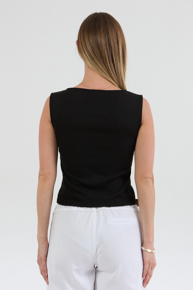 بلوزة بأزرار وياقة واسعة - 4