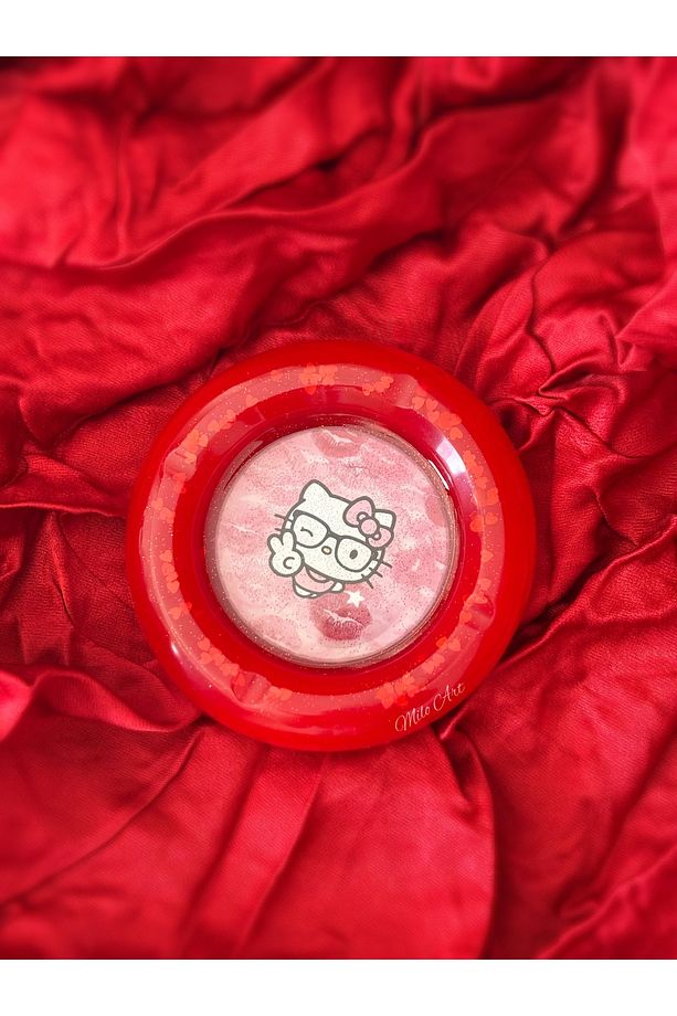 El Yapımı Flörtöz Hello Kitty Simli ve Kalpli Pullu Yuvarlak Kırmızı Epoksi Küllük Kül Tabağı - 2