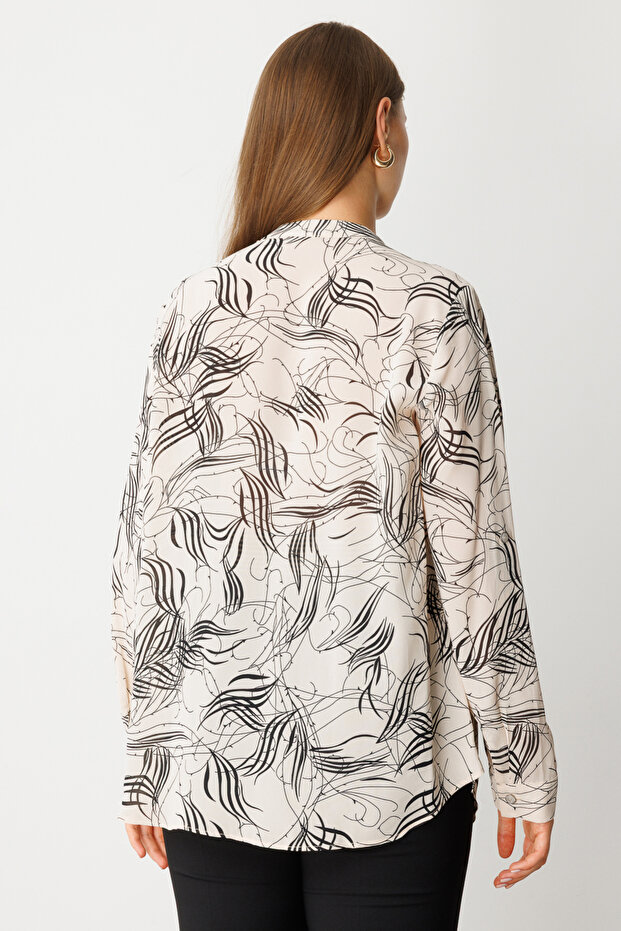 بلوزة منقوشة بياقة القاضي - 3