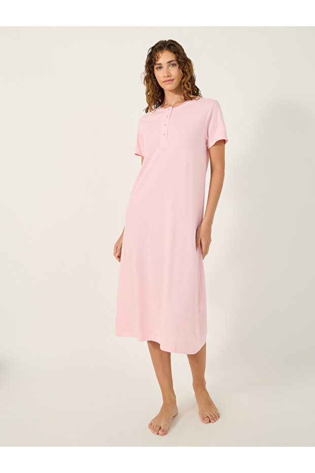 قميص نوم متوسط الطول مع أزرار نير سادة - 1