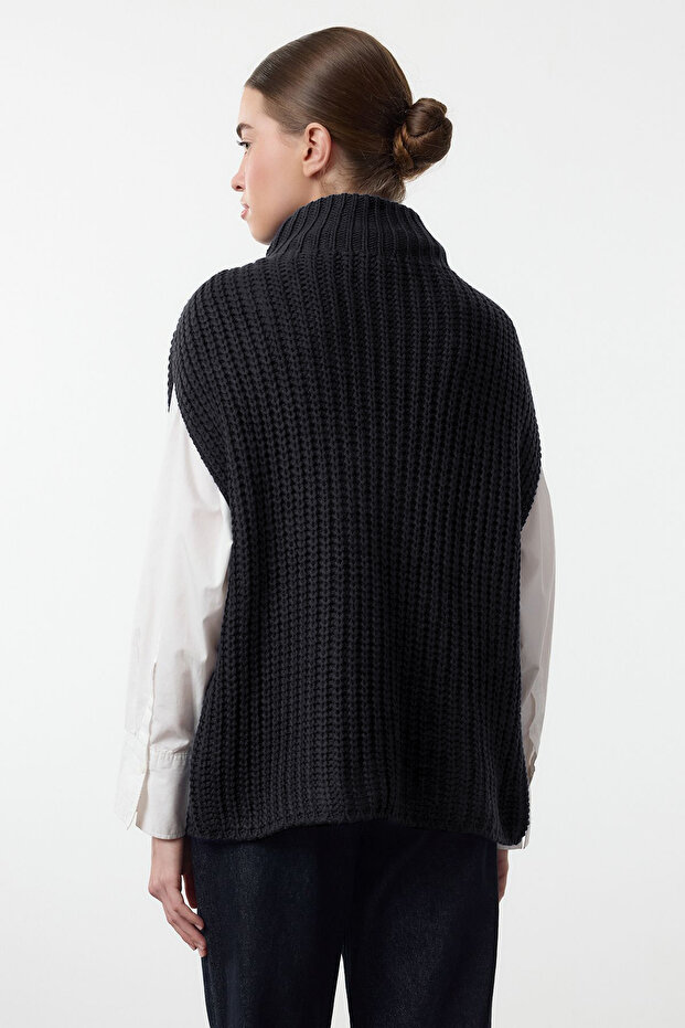 Antracytowy sweter z rozcięciem na stójce TWOAW25PA00000 - 6