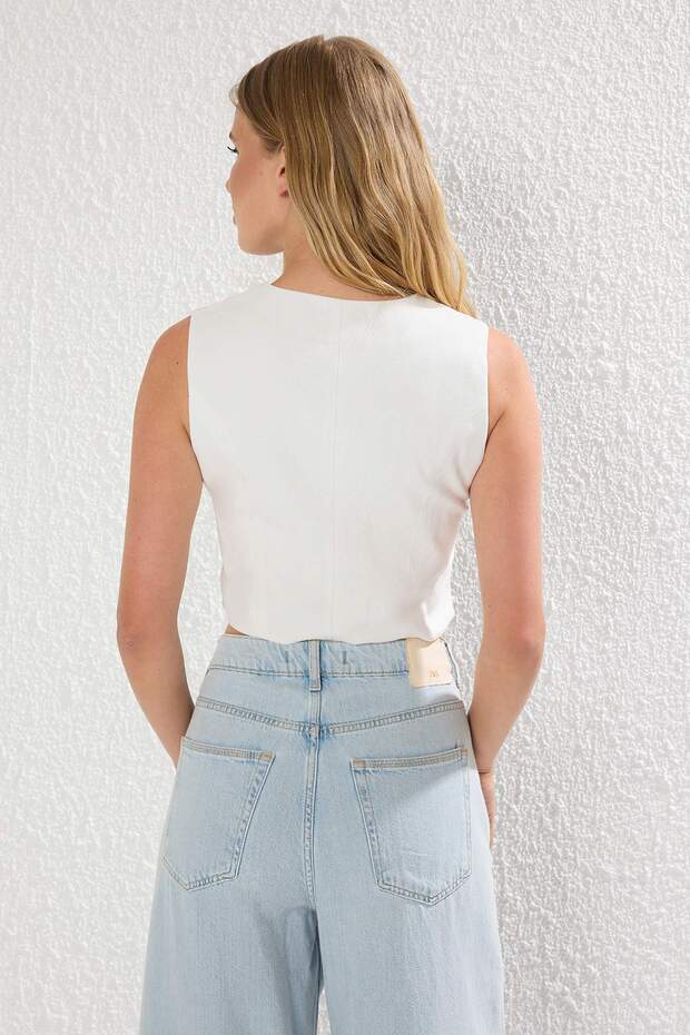 Beyaz Fitted Keten Görünümlü Kruvaze Kapama Crop Yelek TWOSS25YE00122 - 4