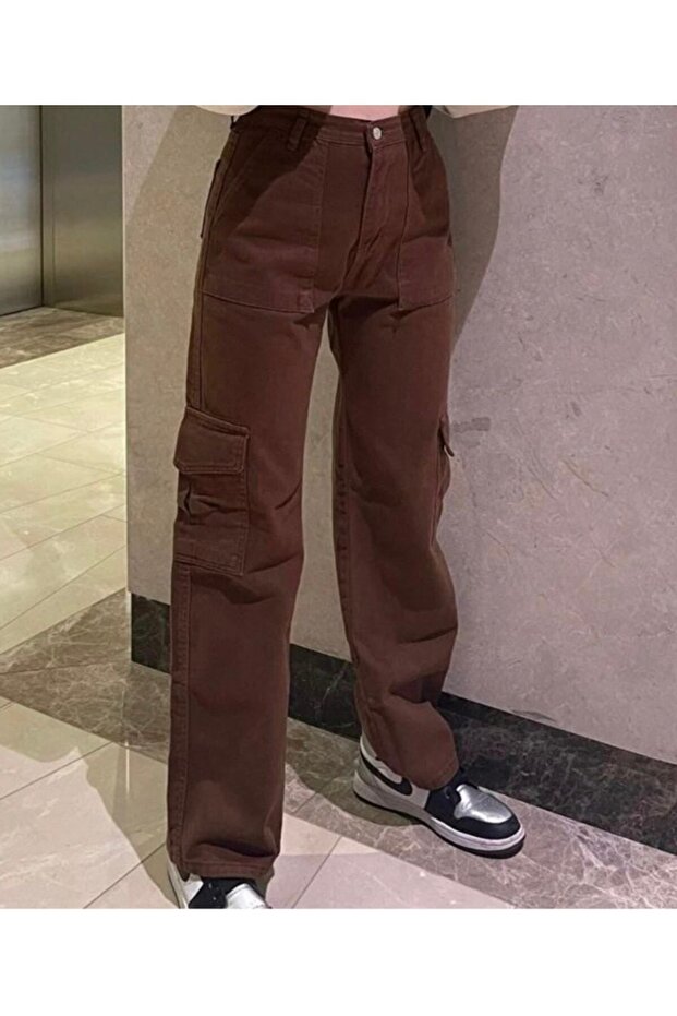 بنطلون بني بتفاصيل جيب البضائع