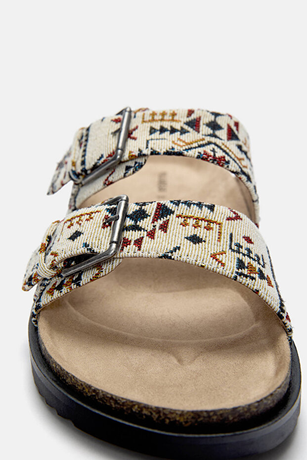 Desenli tokalı sandalet - 3