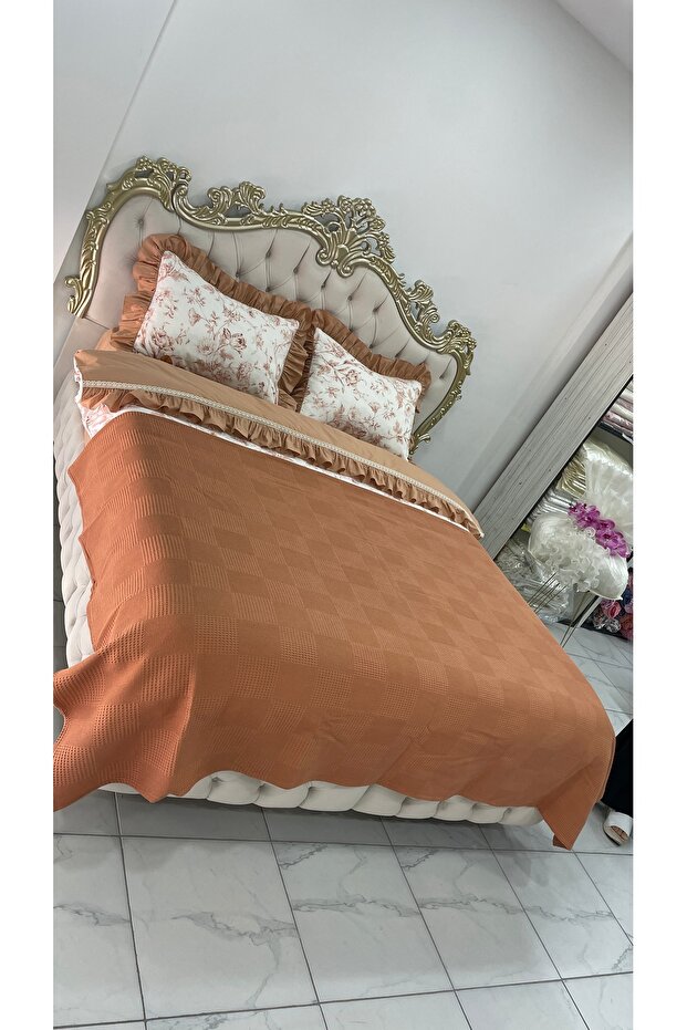طقم سرير مكشكش وبيكيه مناسب لسرير مزدوج مقاس 1.60 × 2.00 سم