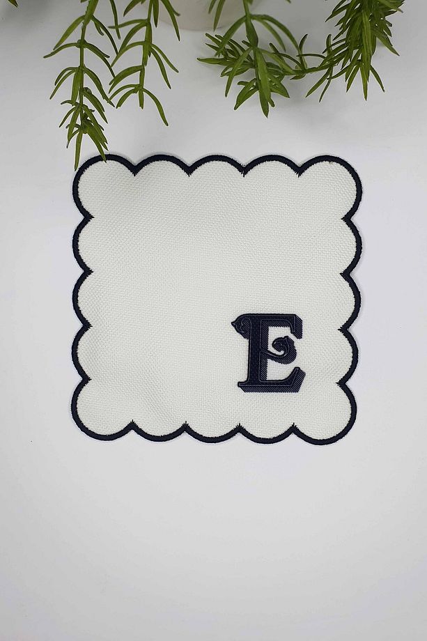 E Harfi Minimal Monogramlı Siyah Nakış Kenarlı Beyaz Kokteyl Peçetesi 1 Adet - 1
