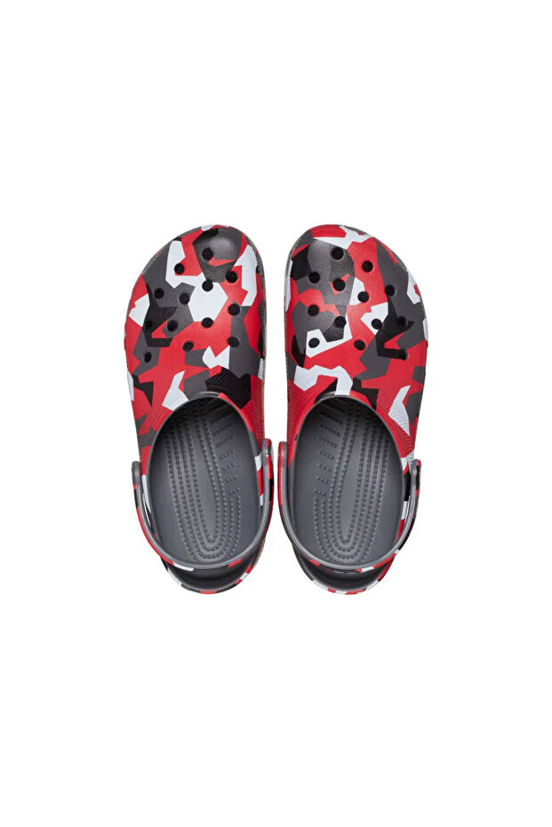 211009 شبشب للجنسين باللون الأحمر من Geo Camo Clog - 2